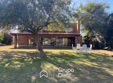 Casa · 490m² · 8 Ambientes · 2 Cocheras · Casa Frente a Espacio Verde de 490 m² Cubiertos en Venta, en Altos del Chateau, Zona Norte