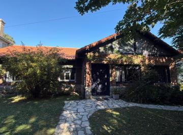 Casa · 256m² · 6 Ambientes · 2 Cocheras · Lavalle 182