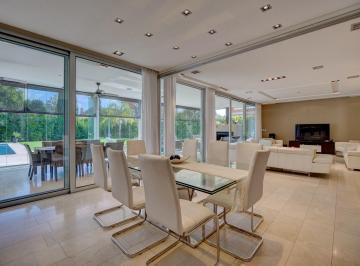 Casa · 550m² · 5 Ambientes · 1 Cochera · Moderna Casa con Amarra en Las Caletas, Nordelta, Tigre