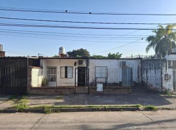 Casa · 120m² · 4 Ambientes · 1 Cochera · Casa en Venta con Amplio Patio Verde. Barrio San Martín.