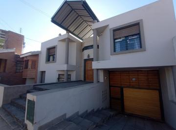 Casa · 180m² · 3 Ambientes · 1 Cochera · Casa - Villa Siburu en Venta. Oportunidad.