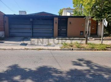 Casa · 220m² · 5 Ambientes · 3 Cocheras · Venta de Casa | Calle 502 E/ 8 y 9 | Gonnet - La Plata