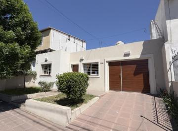 Casa · 113m² · 4 Ambientes · 1 Cochera · Venta – Casa de 3 Dorm. Frente a Plaza en Las Palmas