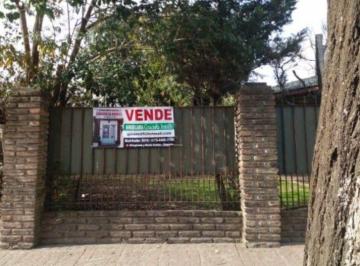 Casa de 3 ambientes, Almirante Brown · Casa con Amplio Espacio Verde y Cochera Cubierta