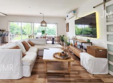 Casa · 159m² · 4 Ambientes · 1 Cochera · Casa en Los Arces | Excelente Estado y Calidad Constructiva | 410 m² Lote | Pileta