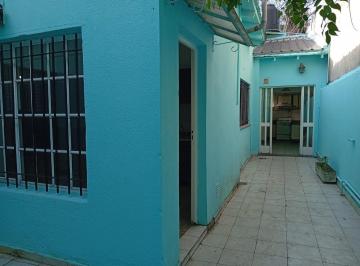 Casa · 193m² · 6 Ambientes · 2 Cocheras · Complejo de Departamentos – Calle Juan Larrea 1800