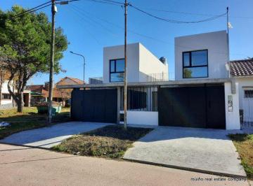 Casa · 95m² · 3 Ambientes · 1 Cochera · Casa - Estrada