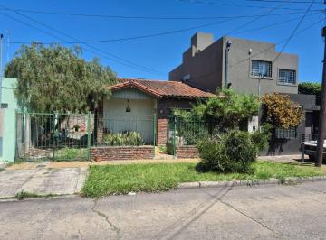 Casa de 3 ambientes, Morón · Chalet a Reciclar Apto Crédito Lote de 204,30, 2 Dorm., Cochera Pasante