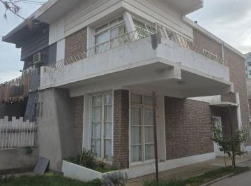 Casa de 3 ambientes, Cipolletti · Propiedad en Venta, Dos Casa y un Dpto. Centro de Cipolletti. 226 m² Cubiertos en Total.