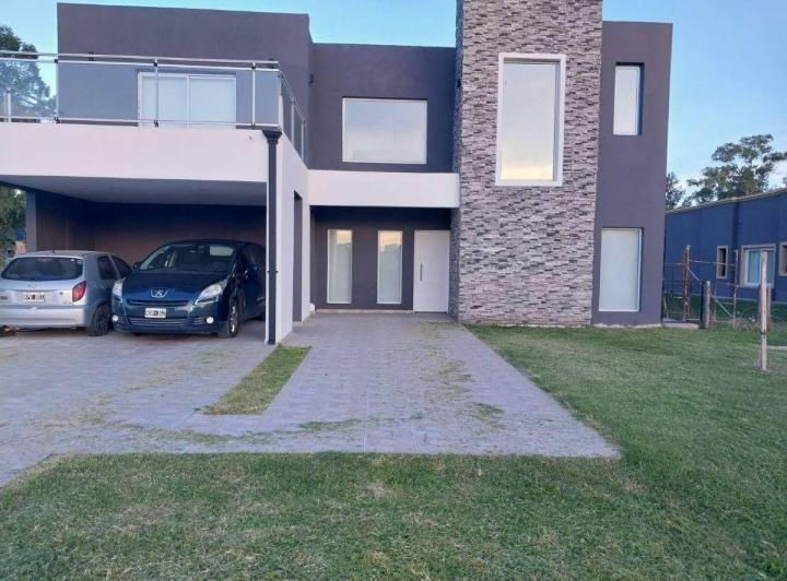 Casa · 200m² · 5 Ambientes · 2 Cocheras