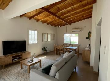 Casa · 64m² · 3 Ambientes · 2 Cocheras · Casa Reciclada a Nueva de 3 Ambientes con Hermoso Parque en Ituzaingó Norte