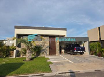 Casa · 156m² · 4 Ambientes · 2 Cocheras · Casa en 1 Planta en Barrio Lagos de Canning con 3 Dorm. y Piscina