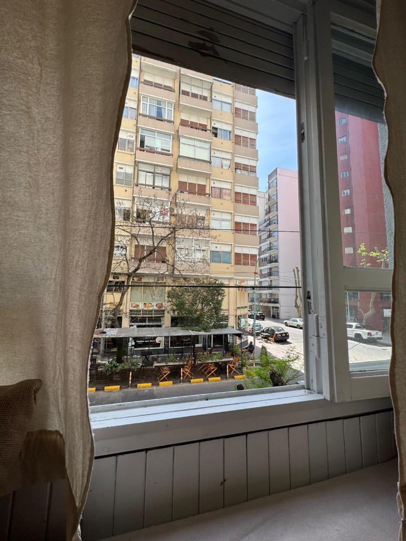 Monoambiente a la calle. Muy luminoso y cómodo. Cocina separada, baño con ducha.