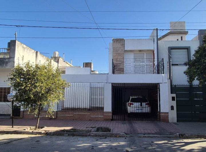 Casa · 194m² · 8 Ambientes · 1 Cochera