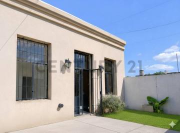 Casa · 63m² · 3 Ambientes · 2 Cocheras · Casa 63 m² S/lote PH de 100 m², 2 Dorm..