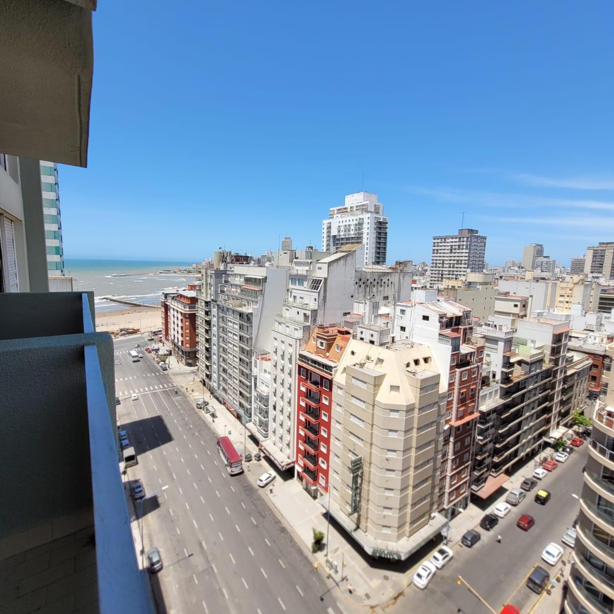 Depto 3 amb, 2 dorm, 1 baño, cochera y balcón con vista al mar