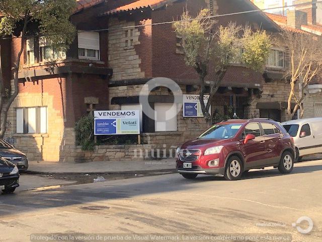 En edificio de estilo, venta de departamento de 3/4 ambientes en planta baja reciclado parcialmente en muy buen estado