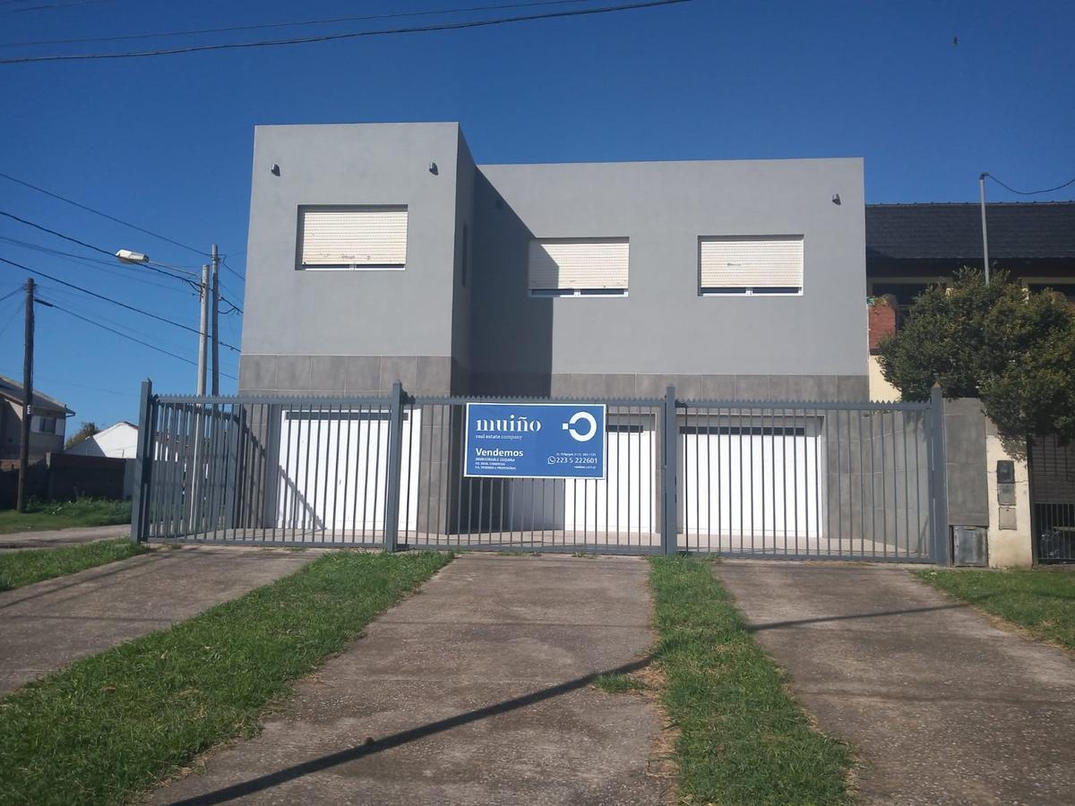 Moderna casa minimalista en esquina, 240m², 3 dorm, 3 baños, 5 coch.