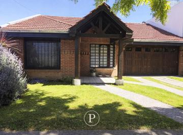 Casa · 145m² · 5 Ambientes · 2 Cocheras · Casa en Los Pinares