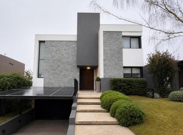 Casa · 249m² · 10 Ambientes · 2 Cocheras