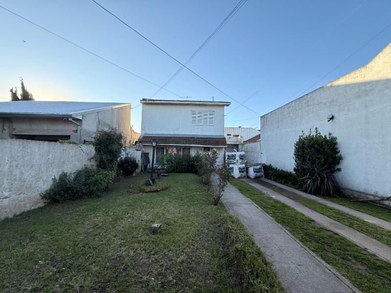Casa 4 amb, 100m² en El Progreso con jardín y cochera