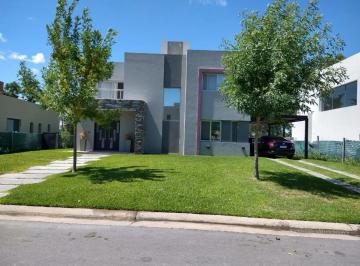 Casa · 203m² · 5 Ambientes · 2 Cocheras · Casa a La Venta en Harás de Santa María