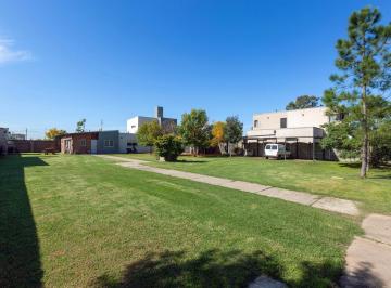 Casa · 168m² · 5 Ambientes · 3 Cocheras · Venta - Casa 3 Dorm., Jardín y Cochera - Funes. Apto Credito