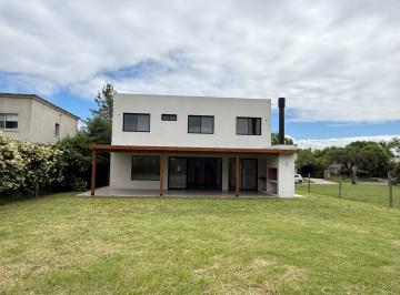 Casa · 184m² · 5 Ambientes · 1 Cochera · Casa Chalet en Venta en Pilar, G. B. a. Zona Norte, Argentina