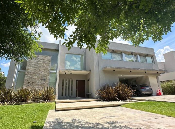 Casa · 450m² · 5 Ambientes · 2 Cocheras