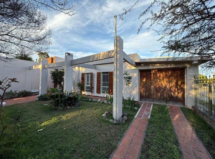 Casa · 219m² · 11 Ambientes · 1 Cochera