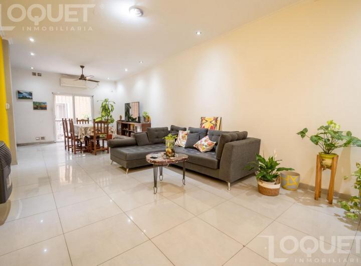 Casa · 230m² · 6 Ambientes · 2 Cocheras