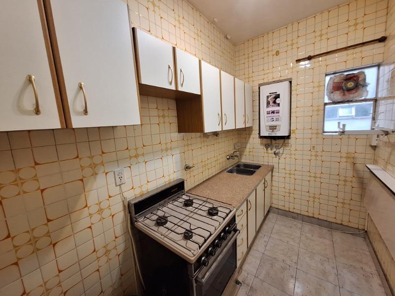 2 Ambientes amplios, dormitorio muy amplio, living-comedor grande, cocina separada muy cómoda, baño completo.