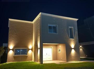Casa · 160m² · 4 Ambientes · 2 Cocheras · Casa en Venta en Barrio Privado Santa Lucia, Pilar del Este