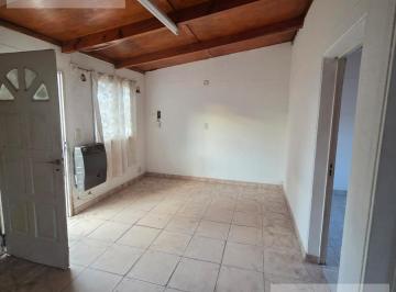 Casa · 70m² · 4 Ambientes · 1 Cochera · Casa en Centenario