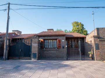 Casa · 100m² · 5 Ambientes · 1 Cochera · Casa con 3 Dorm., Cochera, Patio Verde con Pileta y Quincho