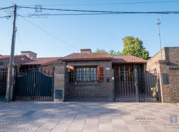 Casa · 100m² · 5 Ambientes · 1 Cochera · Casa con 2 Dorm., Escritorio, Cochera, Patio Verde con Pileta y Quincho