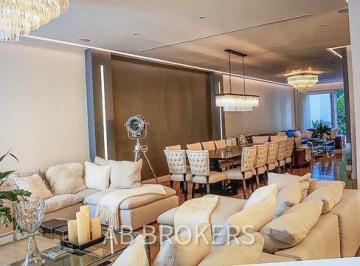 Casa · 718m² · 7 Ambientes · 3 Cocheras · Casa en Barrio Parque - 2 Piscinas - Hecha a Nueva