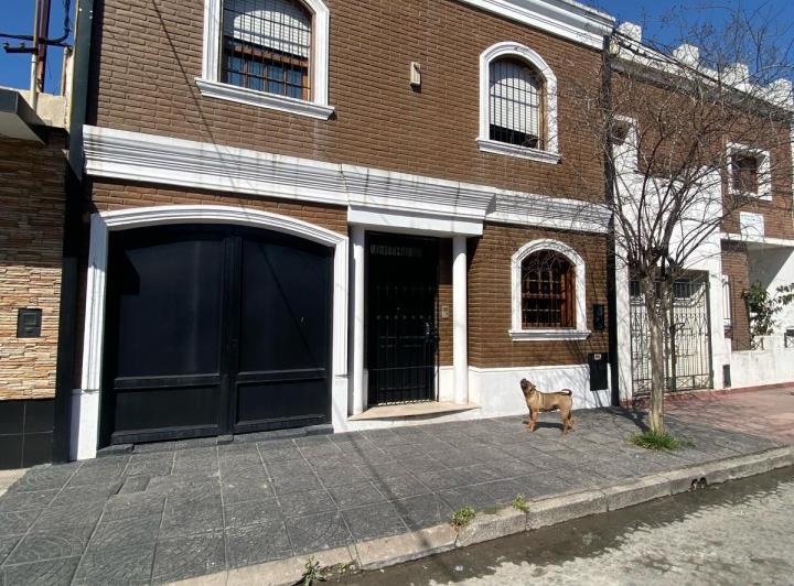 Casa · 307m² · 9 Ambientes · 1 Cochera