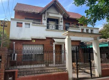 Casa de 5 ambientes, Rosario · Cómodo Chalet de 3 Dorm. en El Corazón de Alberdi.