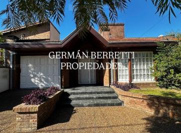 Casa · 257m² · 4 Ambientes · 5 Cocheras · Casa Chalet en Venta Ubicado en Quilmes, G. B. a. Zona Sur, Argentina