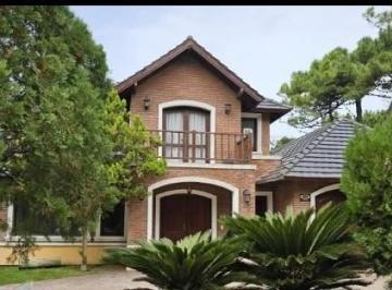 Casa · 220m² · 5 Ambientes · 1 Cochera · Casa Chalet en Venta Ubicado en Pinamar, Costa Atlántica, Buenos Aires