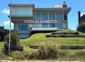 Casa · 450m² · 6 Ambientes · 4 Cocheras · Casa en Venta Ubicado en Pinamar, Costa Atlántica, Buenos Aires