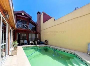 Casa · 280m² · 5 Ambientes · 1 Cochera · Casa Chalet en Venta Ubicado en Crucesita, Avellaneda, G. B. a. Zona Sur