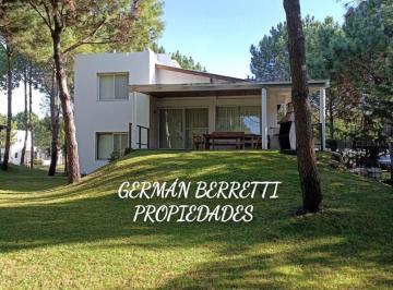 Casa · 80m² · 5 Ambientes · 1 Cochera · Casa Chalet en Alq. Temporario Ubicado en Pinamar, Costa Atlántica, Buenos Aires