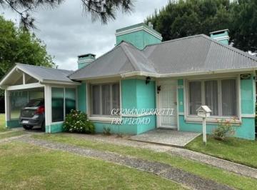 Casa · 80m² · 3 Ambientes · 1 Cochera · Casa Chalet en Alq. Temporario Ubicado en Pinamar, Costa Atlántica, Buenos Aires