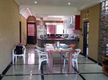 Quinta vacacional · 340m² · Casa Quinta en Venta Ubicado en Abasto, La Plata, G. B. a. Zona Sur