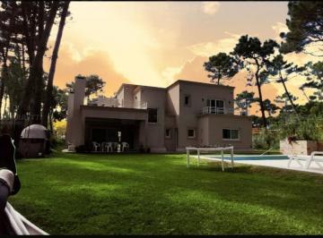 Casa · 330m² · 5 Ambientes · 3 Cocheras · Casa en Alq. Temporario Ubicado en Pinamar, Costa Atlántica, Buenos Aires