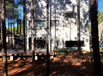Casa · 273m² · 6 Ambientes · 1 Cochera · Casa Chalet en Venta Ubicado en Pinamar, Costa Atlántica, Buenos Aires