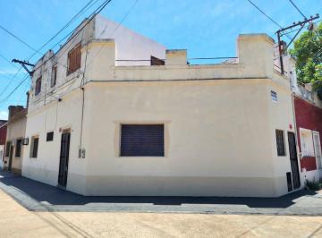 Casa · 180m² · 6 Ambientes · Uruguay Al 1500 (Zona Plazoleta) - Casa Esquina 2d + Depto. 2d C/ Entrada Independiente