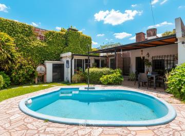 Casa · 143m² · 5 Ambientes · 1 Cochera · Venta | Permuta - Casa de 3 Dorm., con Jardin y Piscina. Barrio Triángulo, Rosario.
